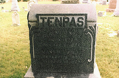 Grave of Berend and Janna B. ten Pas.