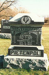 Grave of Hendrik Willem Pietenpol and Hannah Abbink.