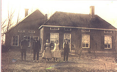 Oonk family in front of the Klaashuis farm.